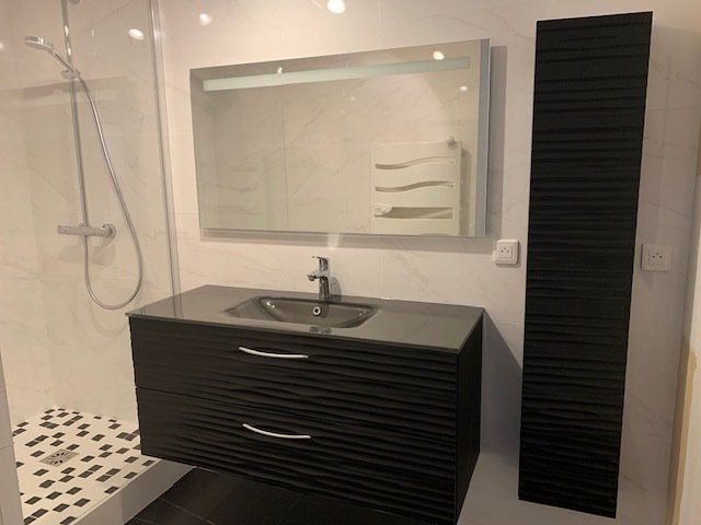 Vasque noire avec des tiroirs et des poignées argentées