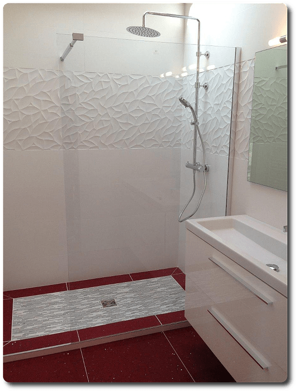 Douche à l'italienne avec le sol rouge