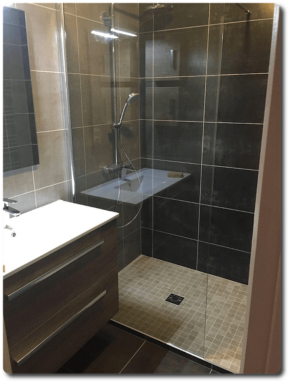 Douche à l'italienne avec un carrelage à grandes dalles marron