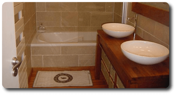 Salle de bains avec effet bois et carrelage beige