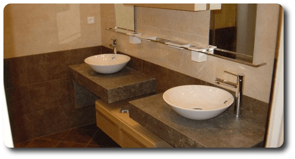 Deux vasques posées sur un meuble imitation roche