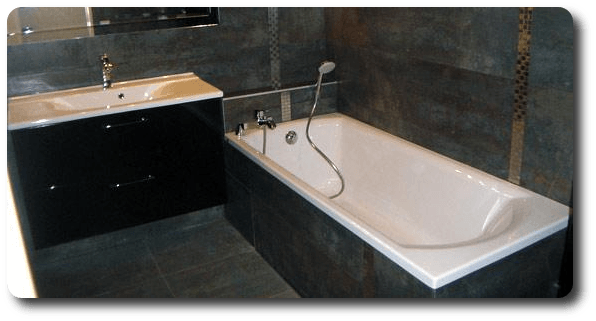 Baignoire dans une salle de bains noire