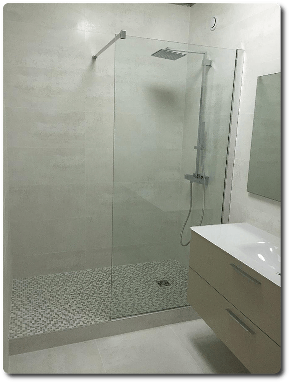 Salle de bains minimaliste et claire