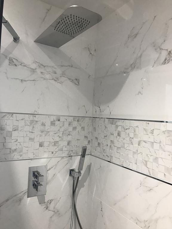 Mur de douche avec effet marbre et bande argentée