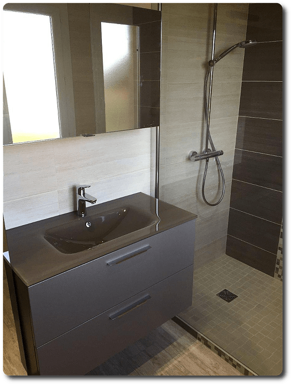 Meuble vasque marron à côté d'une douche à l'italienne