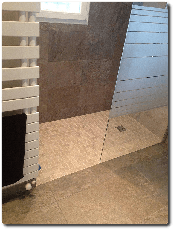 Sol clair dans une douche à l'italienne