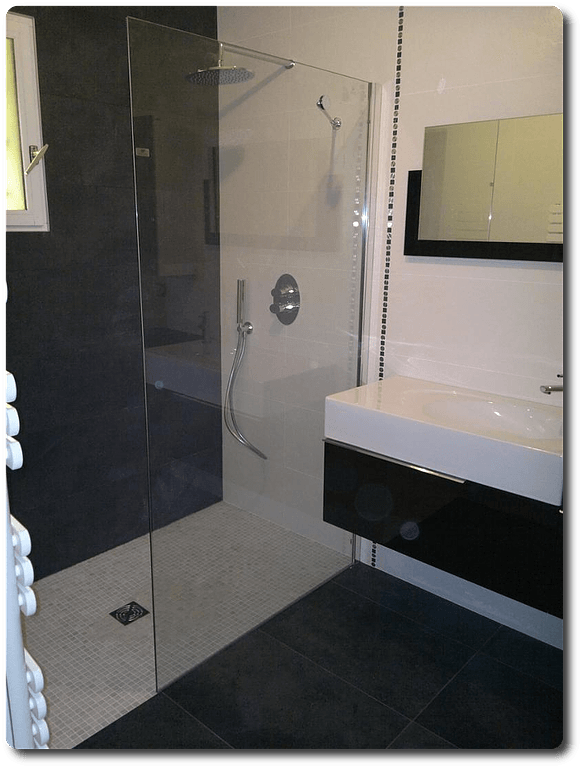 Salle de bains bichrome noire et blanche