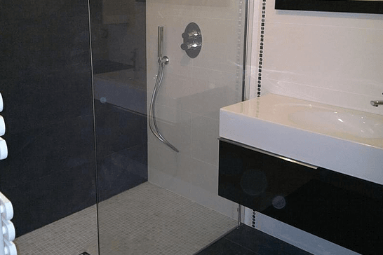 Salle de bains avec meuble vasque blanc et noir