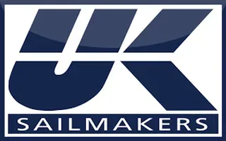 Logotipo de UK Sailmakers en azul y blanco. Las iniciales "UK" en azul oscuro sobre "SAILMAKERS".