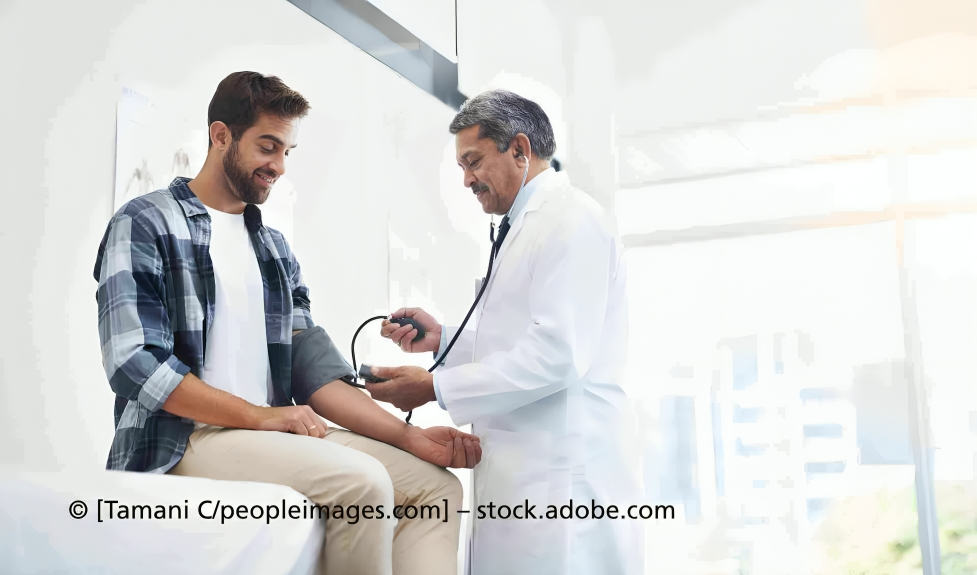 Arzt untersucht Patient