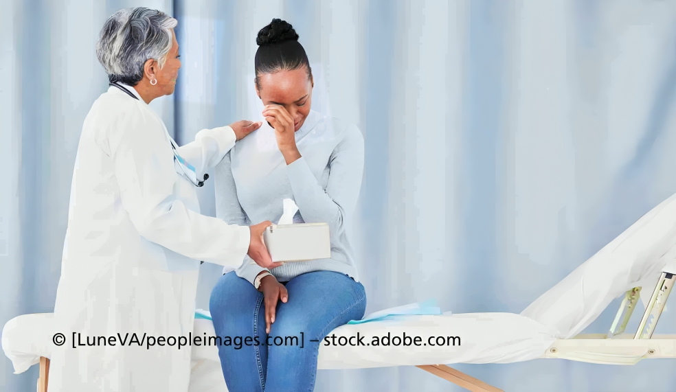 Ärztin tröstet Patientin