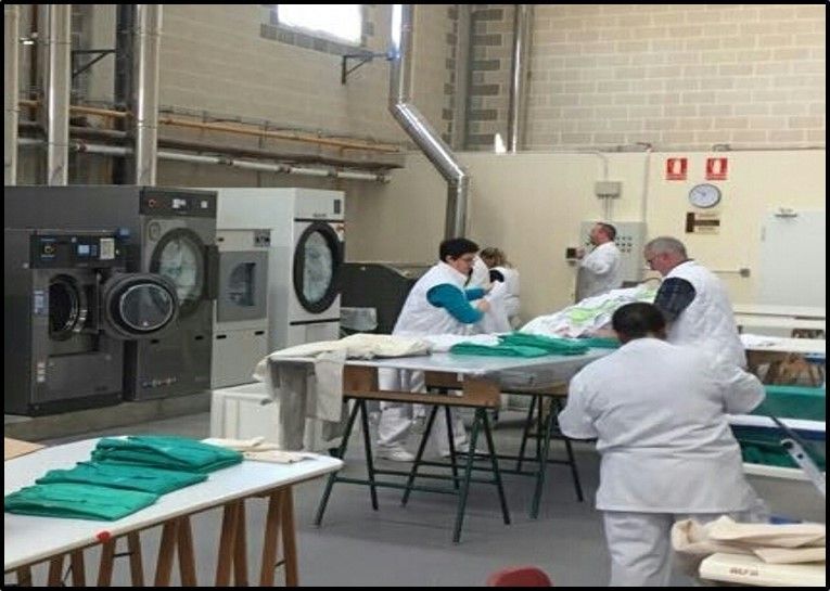 Un grupo de personas está trabajando en una lavandería.