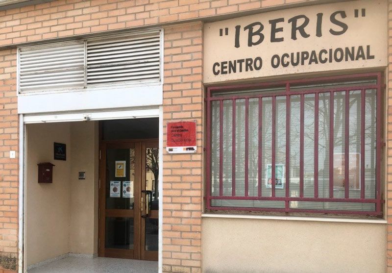 Un edificio de ladrillo con Iberis Centro Ocupacional escrito en él.