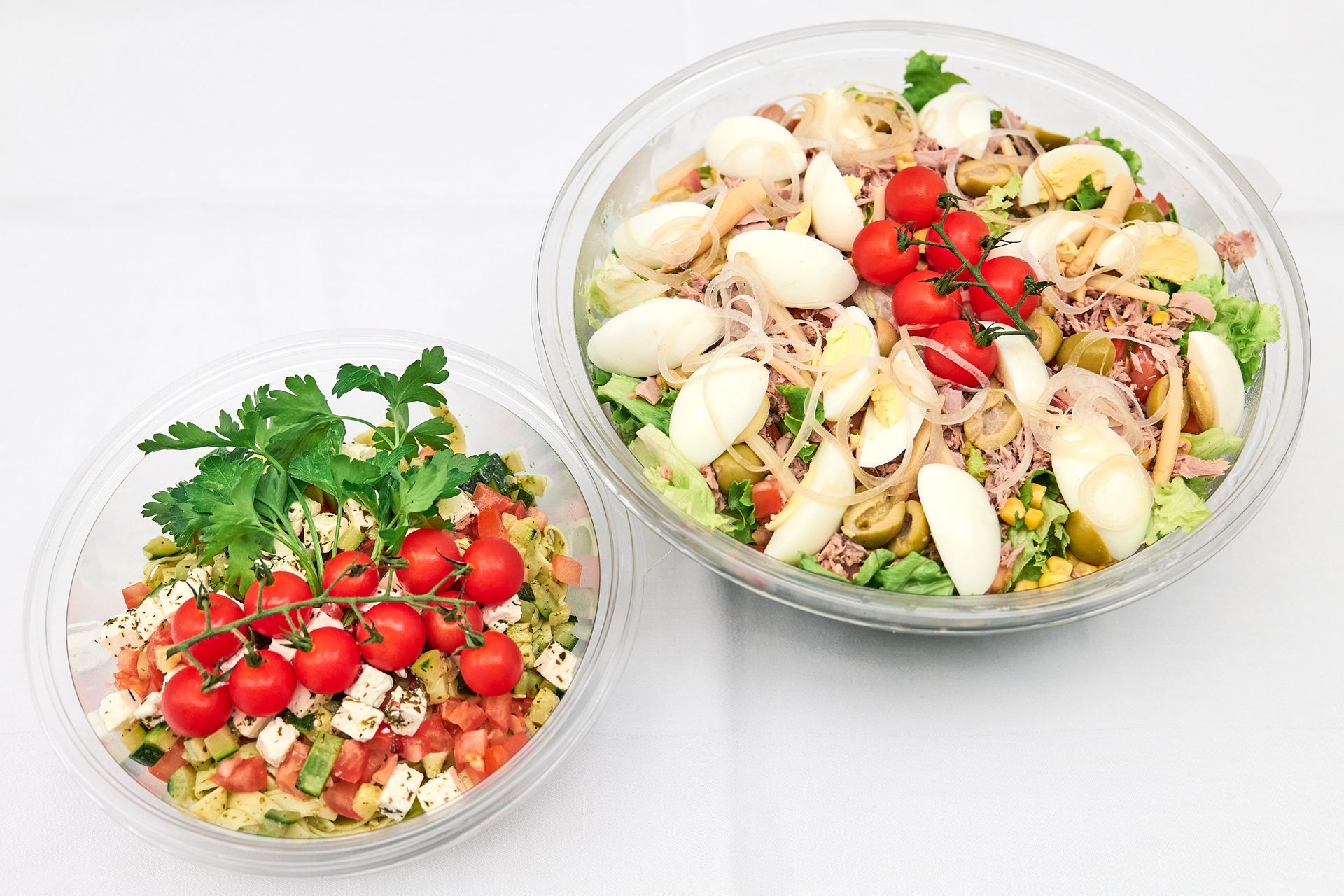 Saladiers avec salade de tomates et d'œufs