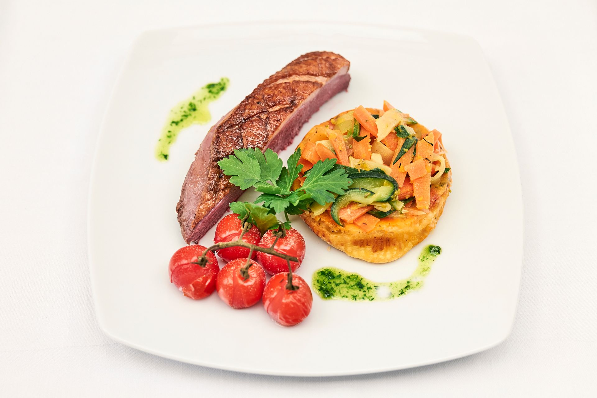 Assiette de viande avec des tomates