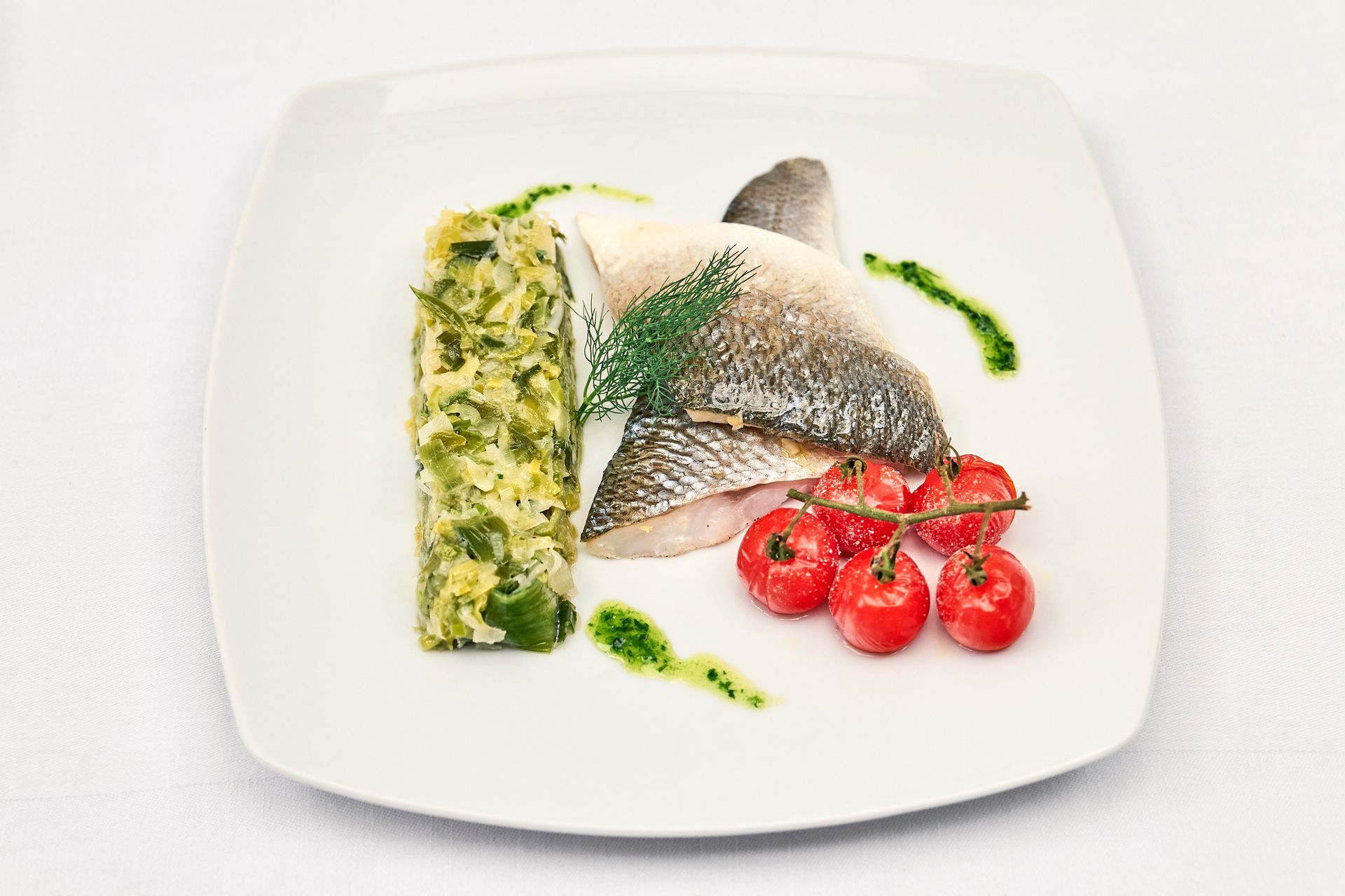 Assiette de poisson avec des tomates