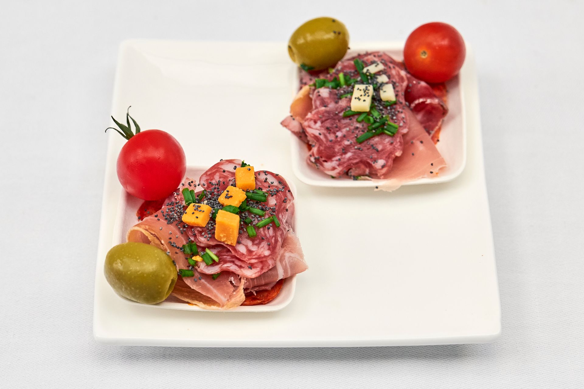 Petites assiettes de charcuterie et légumes