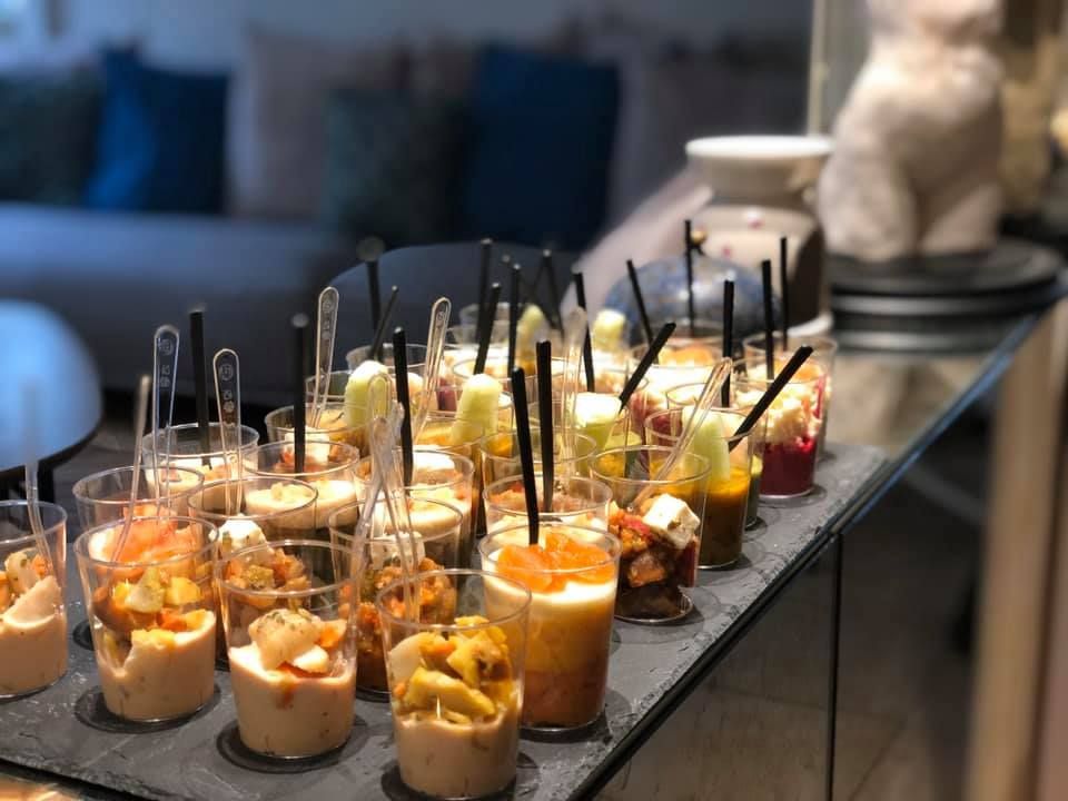 Buffet sur un plan de travail