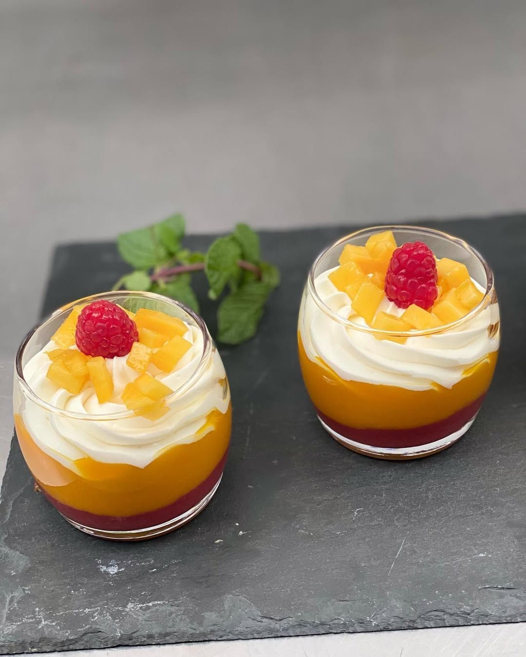 Verrines avec framboises, mangues et mascarpone à la fleur d’oranger
