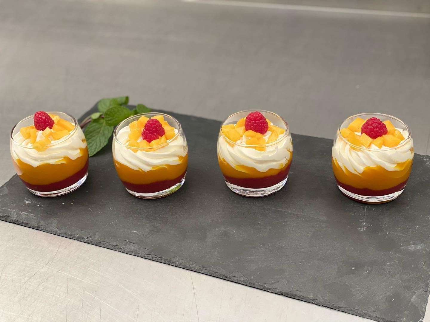 Verrines de framboises, mangues et mascarpone à la fleur d’oranger