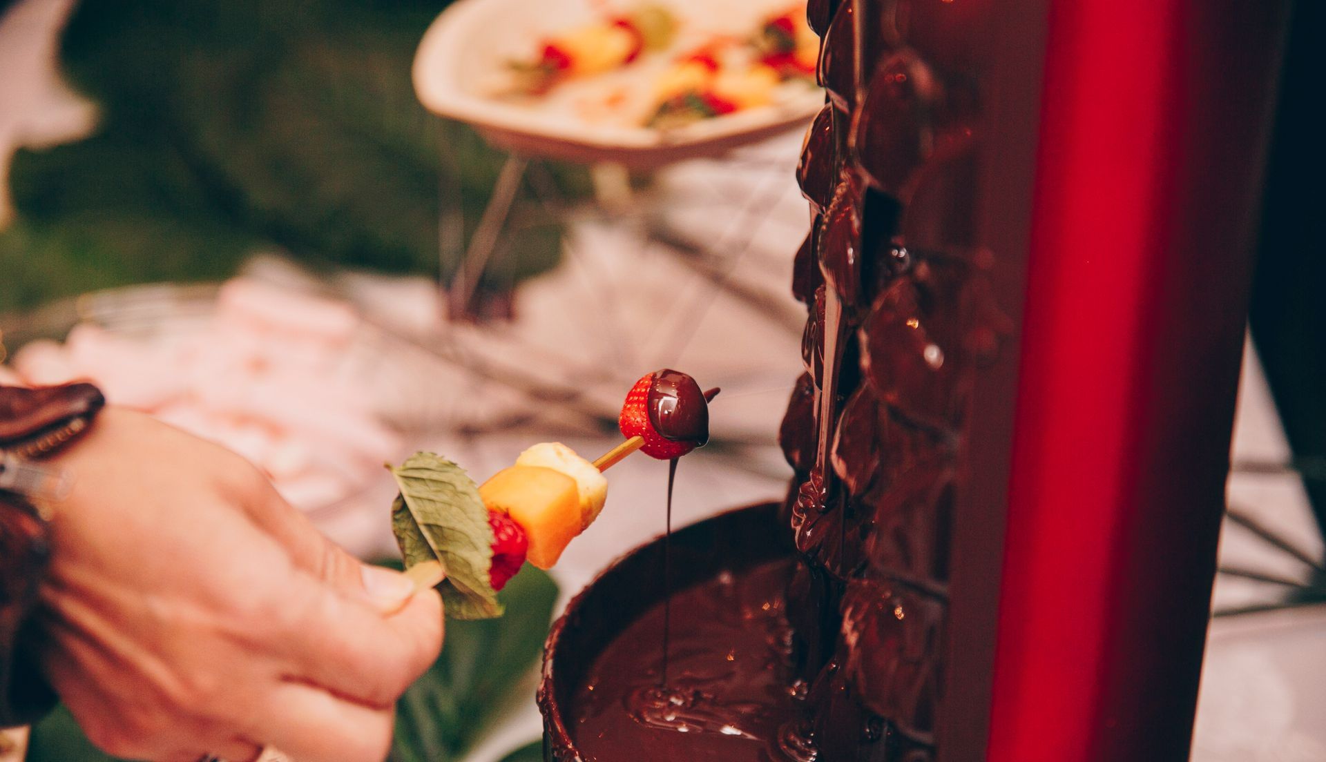 Fontaine de chocolat avec une brochette de fruits