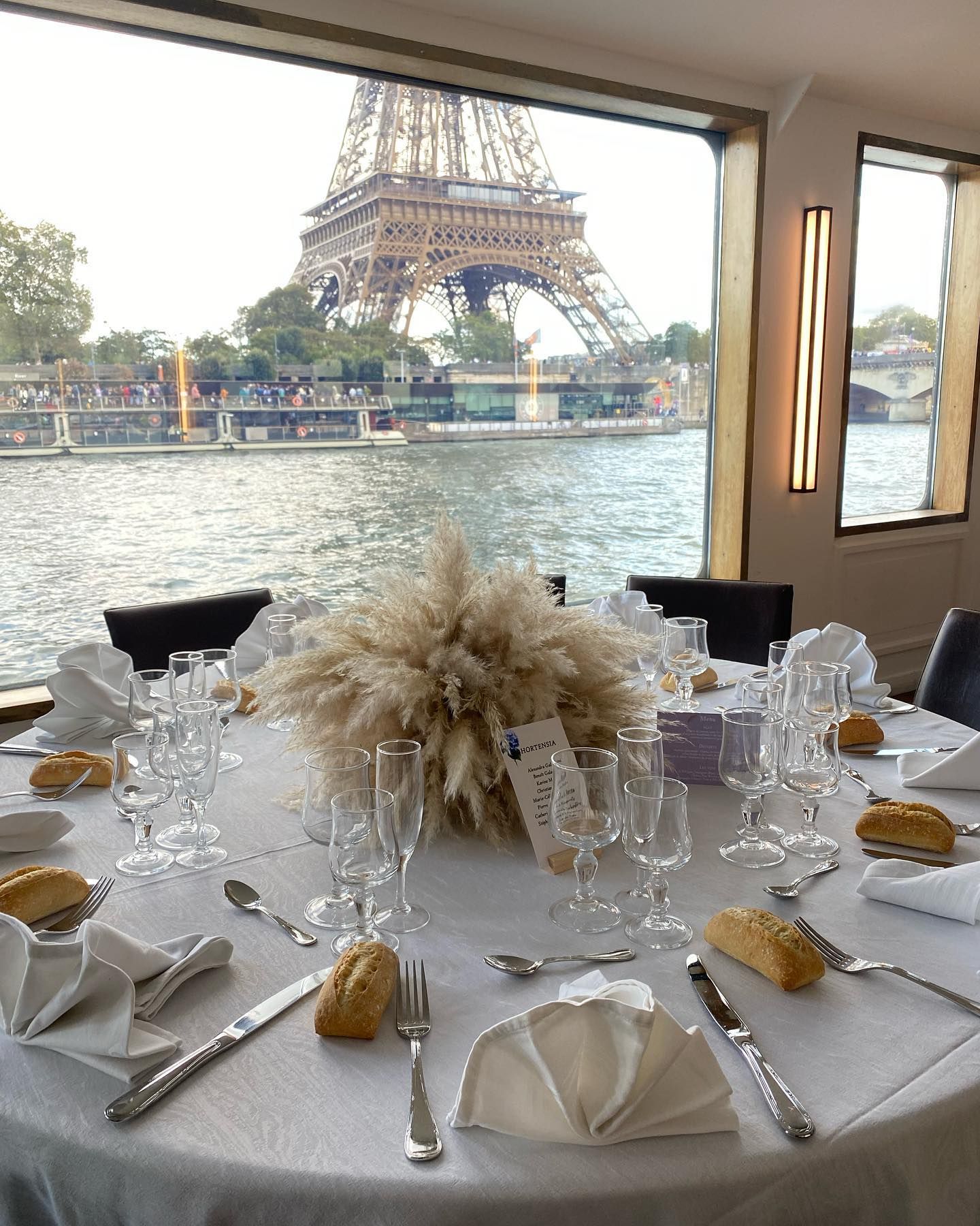 Table de restaurant devant la tour Eiffel