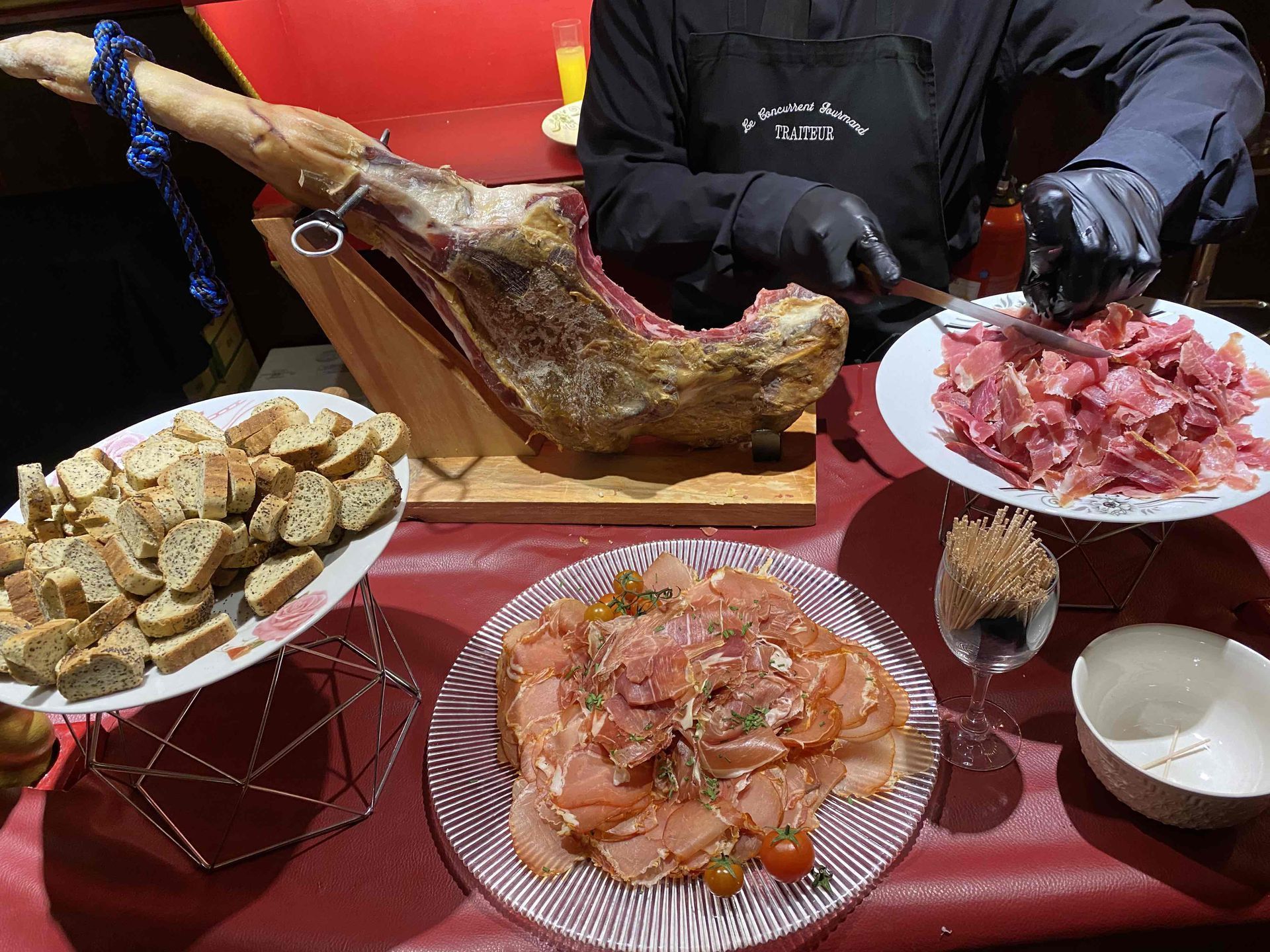 Chef qui coupe du jambon
