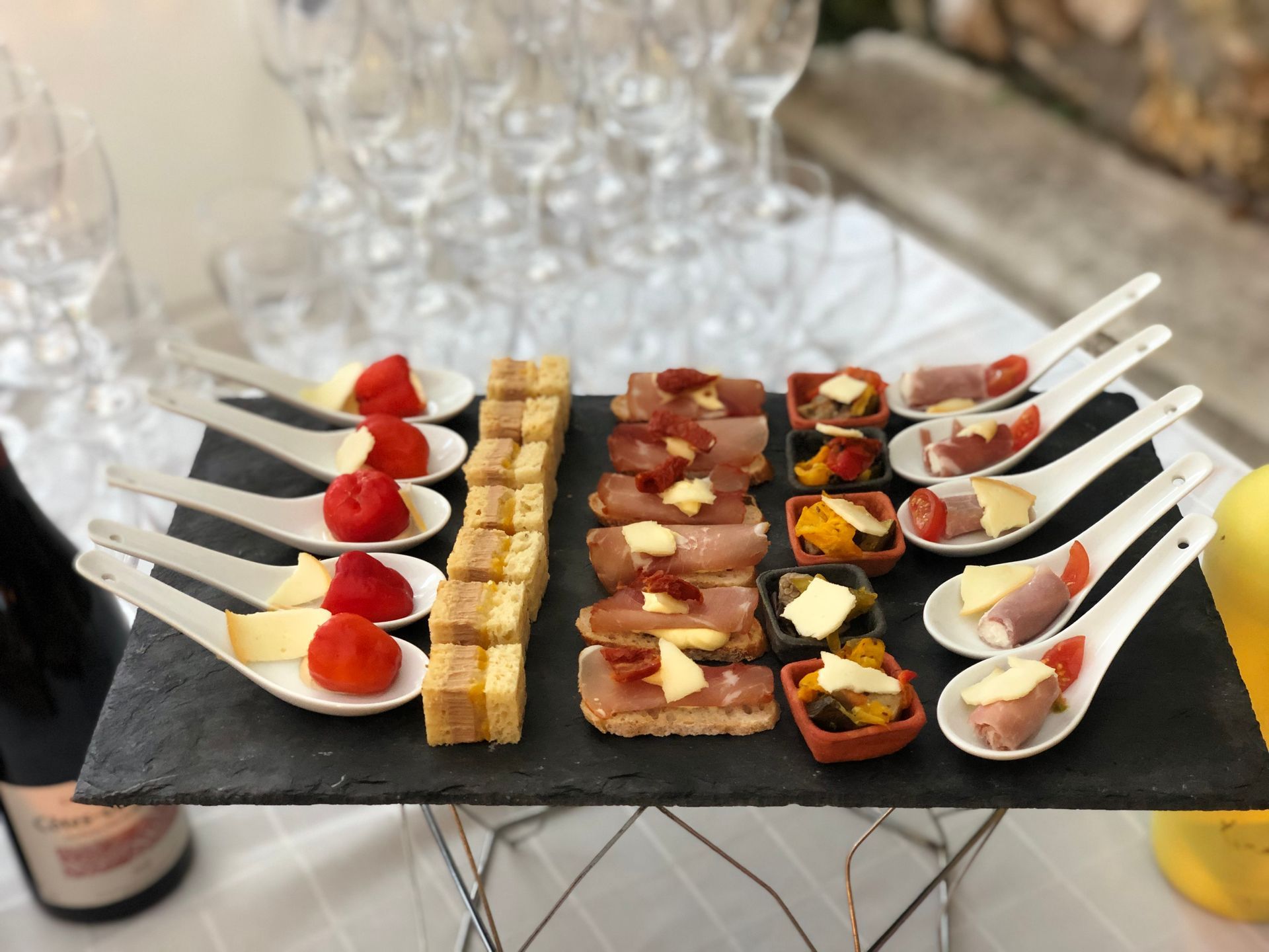Plateau avec hors-d’œuvre dans des cuillères