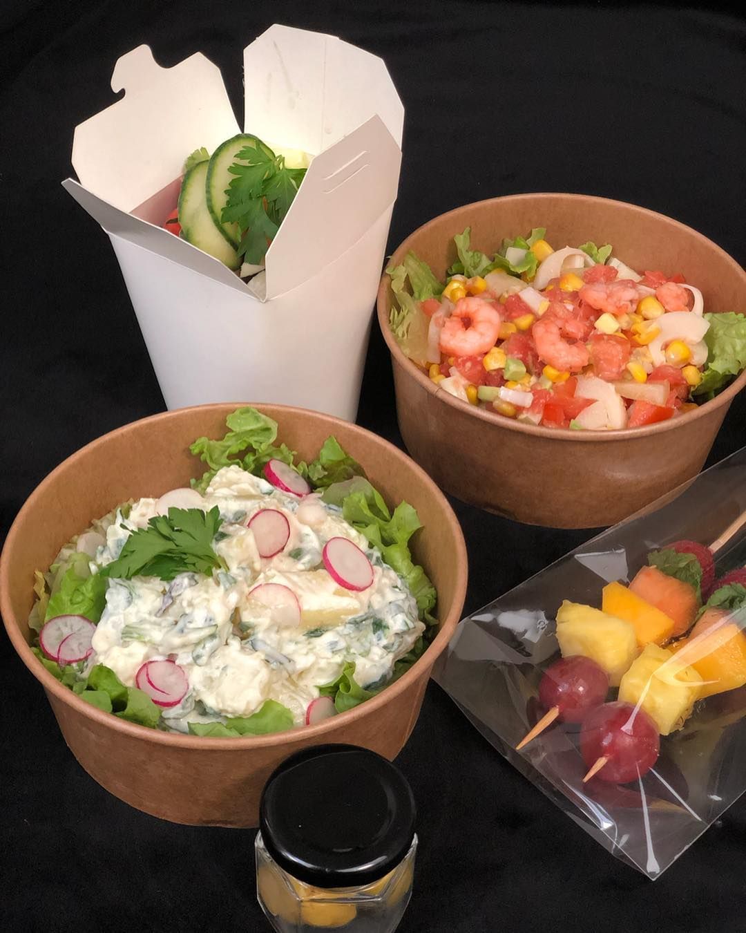 Plusieurs lunchs boxes de nourriture