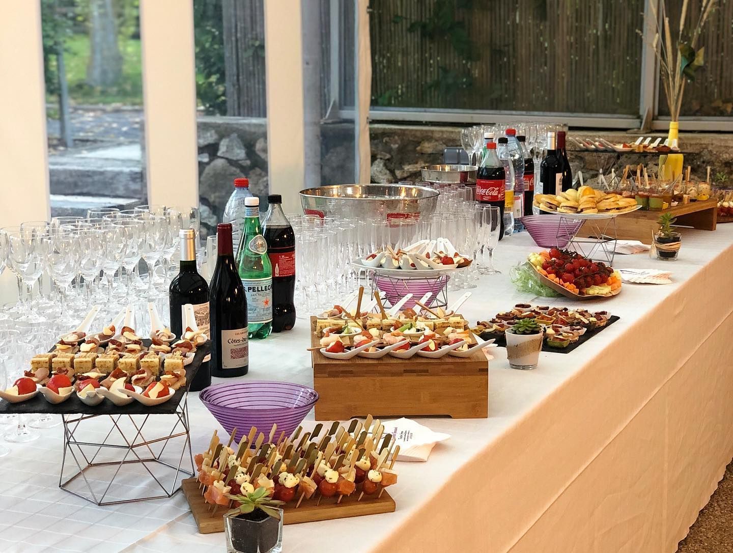 Buffets avec des plateaux de nourriture