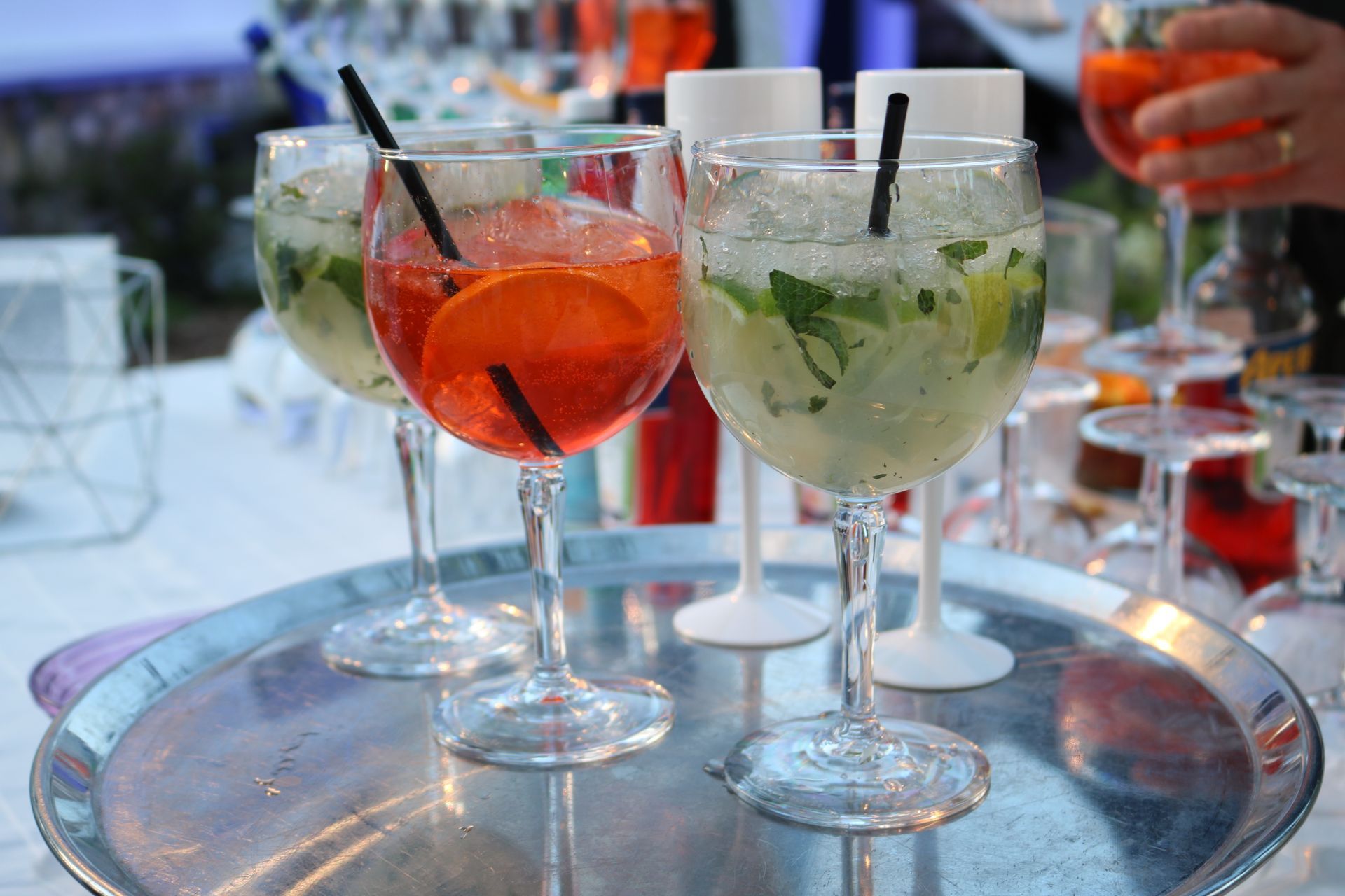 Plateau avec des cocktails