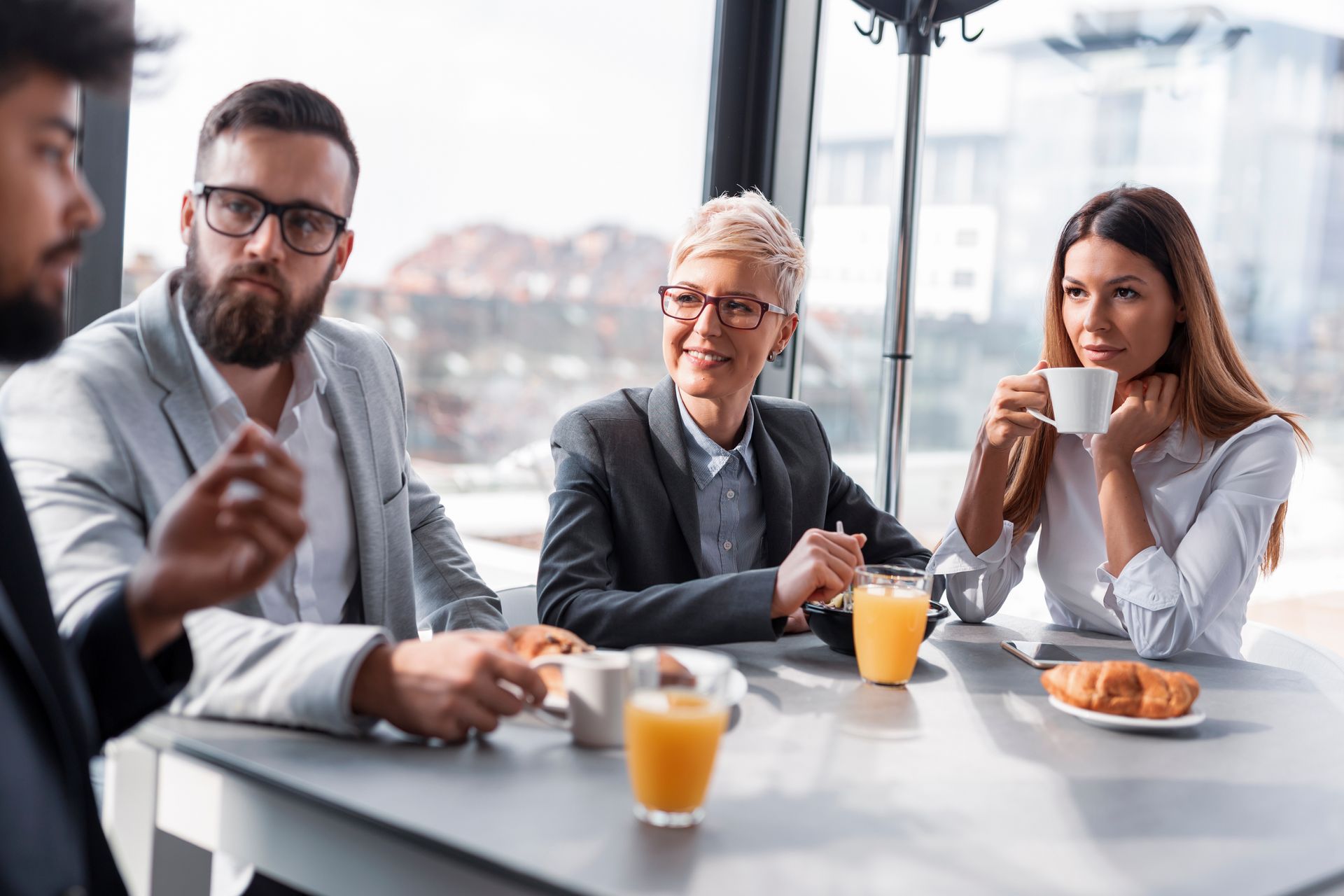 Salariés d'une entreprise qui prend le petit déjeuner