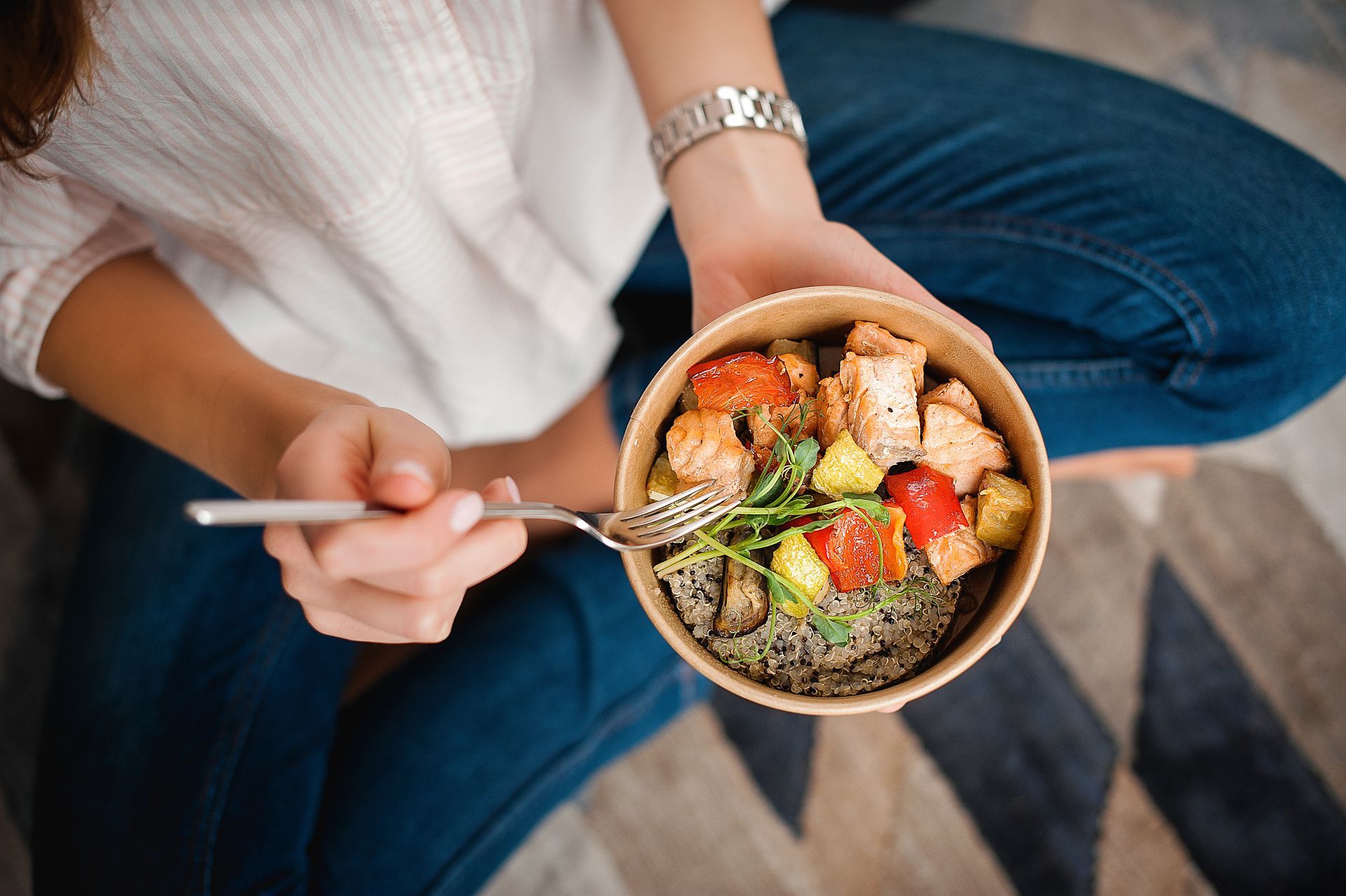 Femme qui mange une lunch box