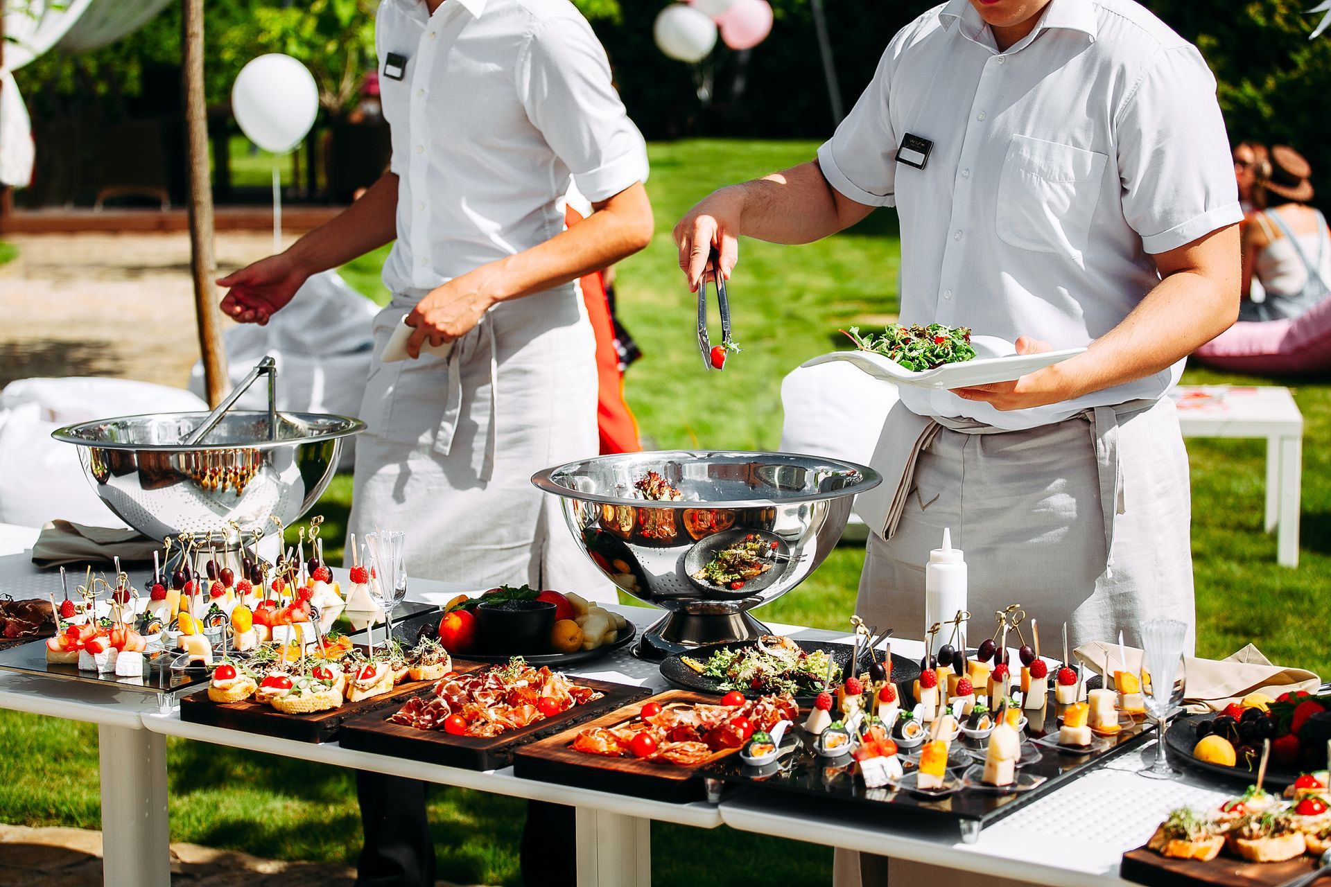 Deux chefs préparent de la nourriture à l'extérieur pour une fête