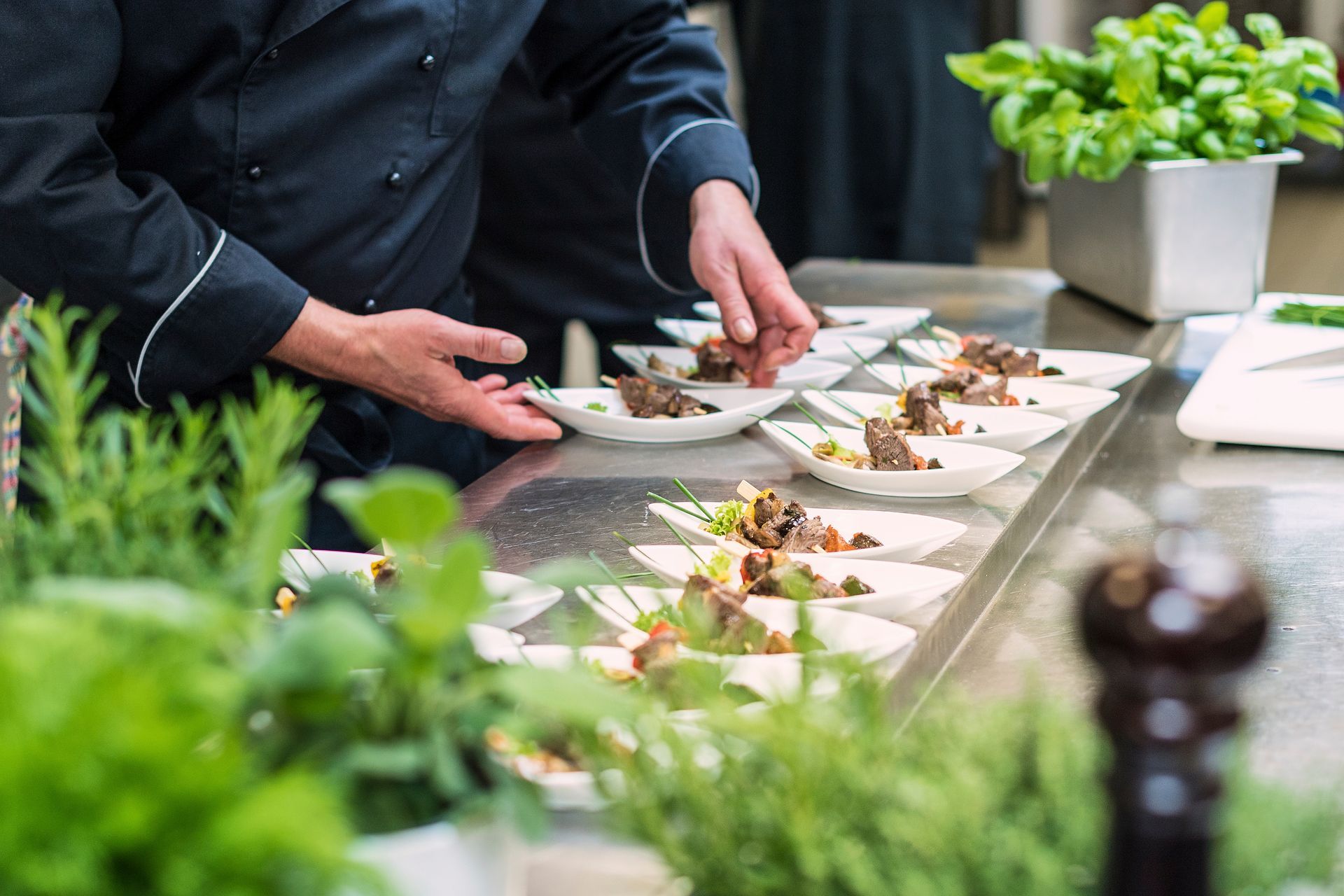 Chef qui met en place un buffet