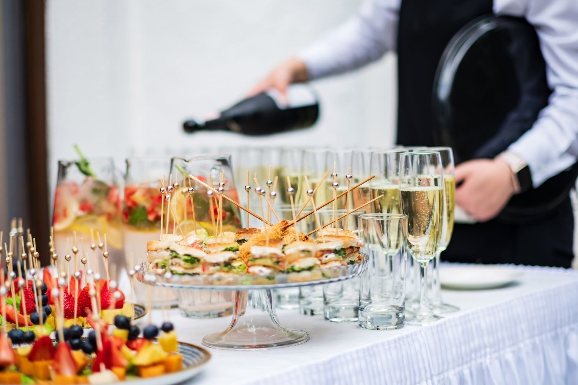 Serveur qui sert du champagne pendant un buffet