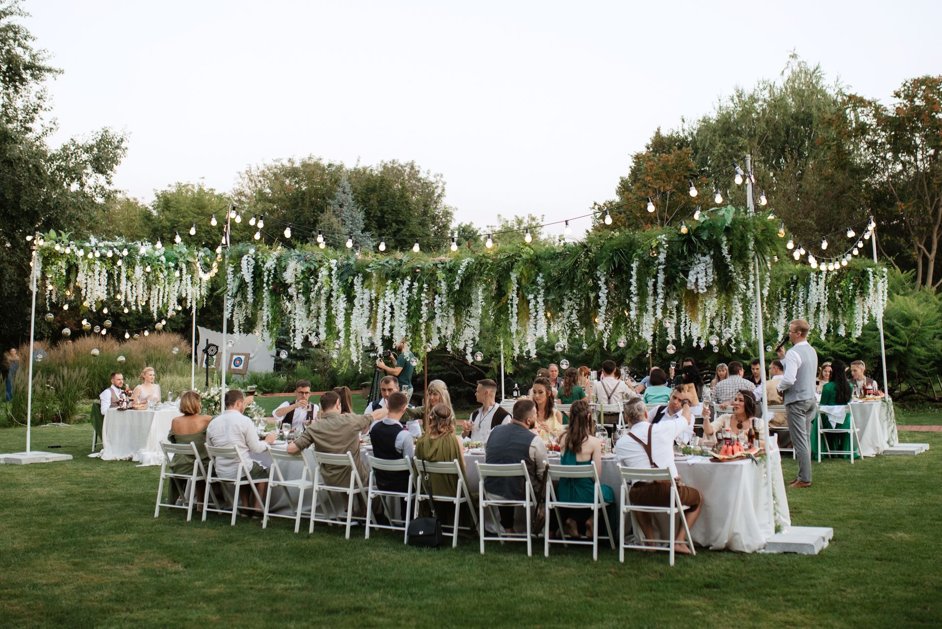 Dîner de mariage en famille en soirée dans la forêt