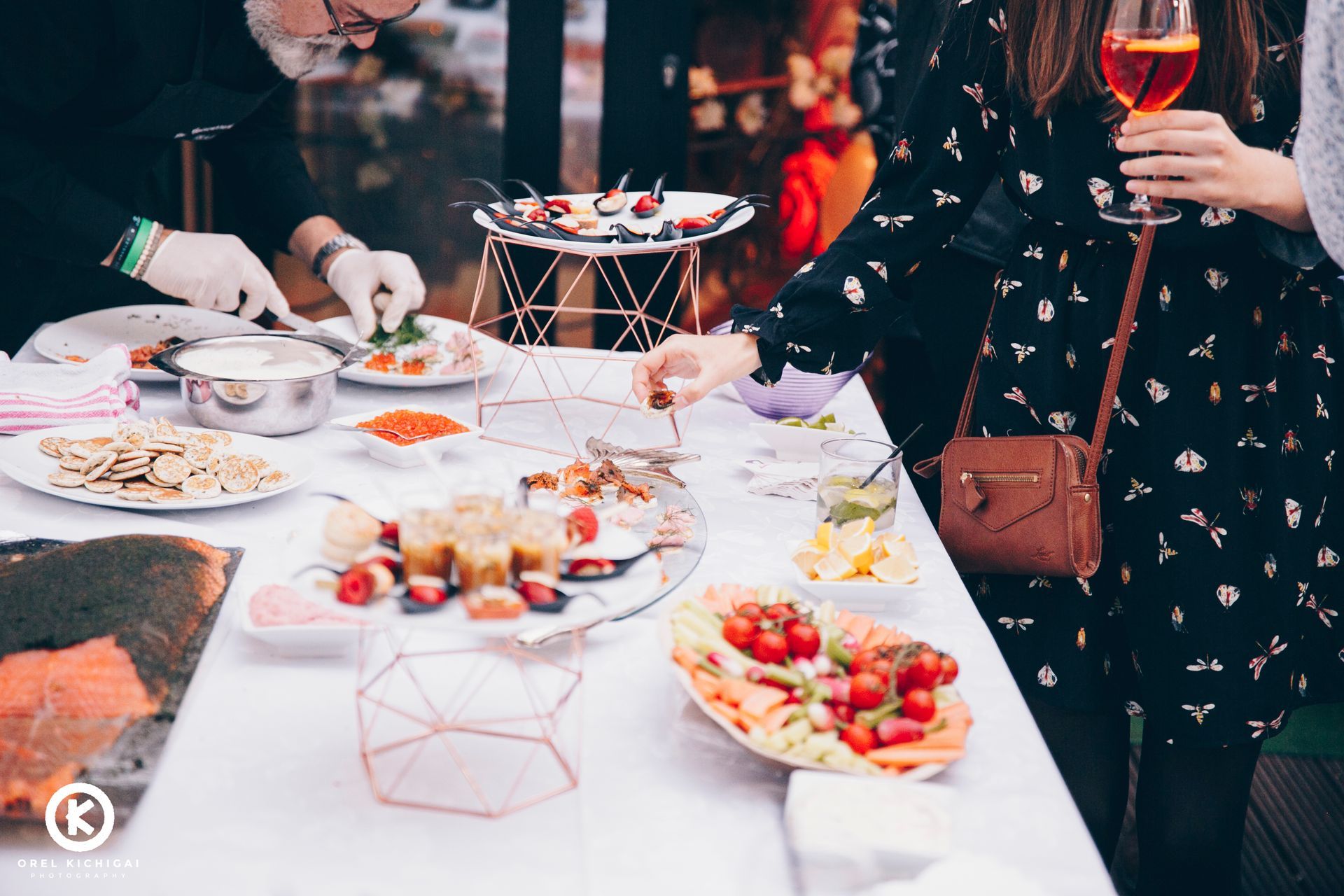 Femme qui prend un hors-d’œuvre dans un buffet