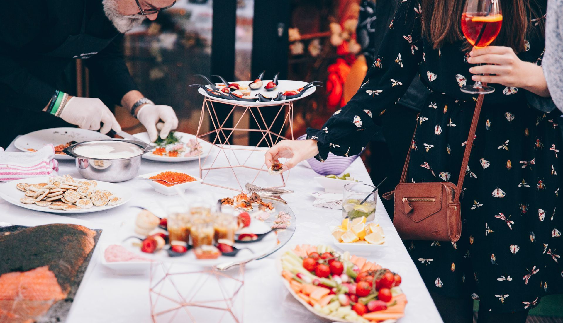 Femme qui se sert au buffet
