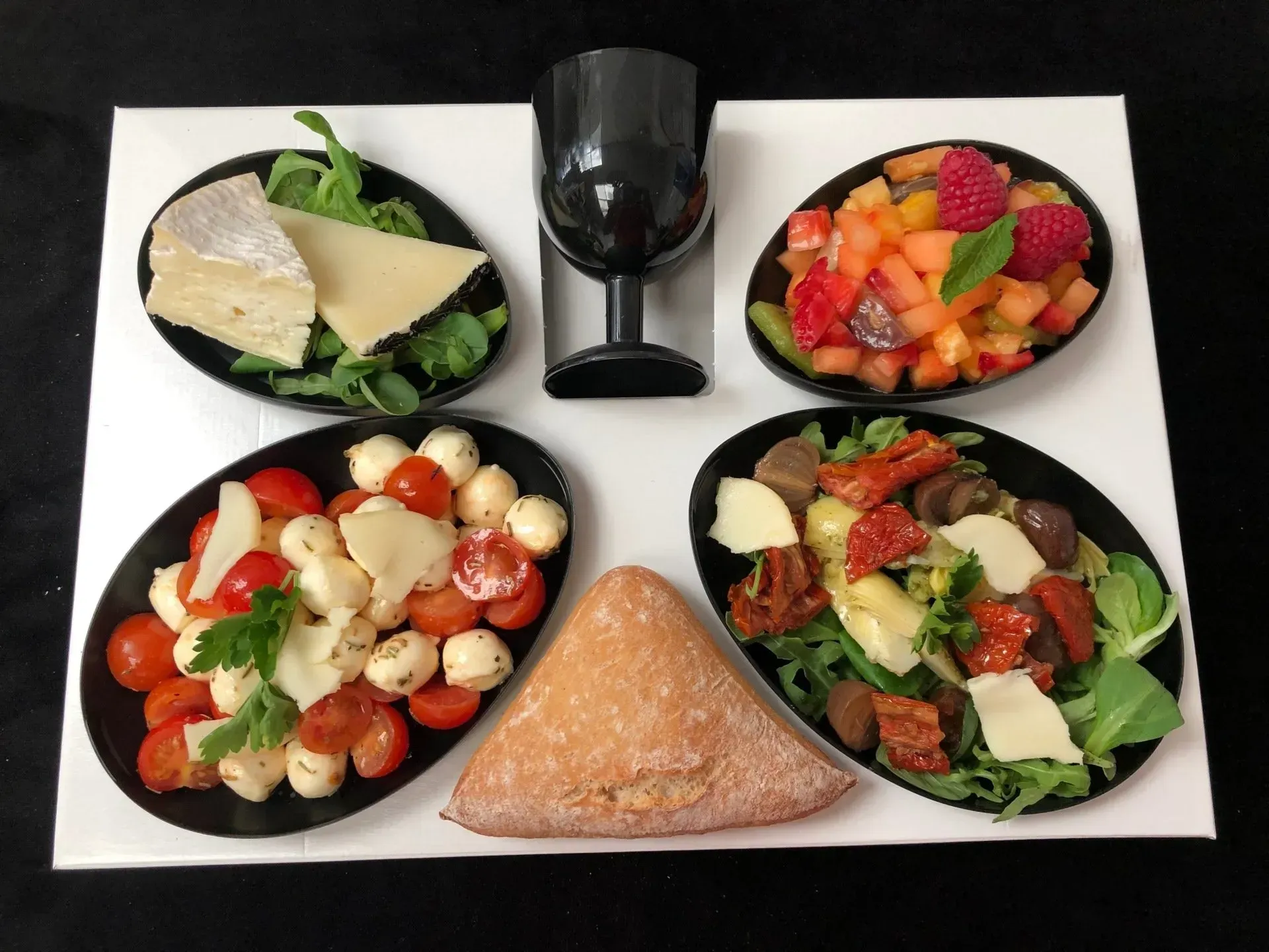 Plateau repas avec légumes et fruits de saison