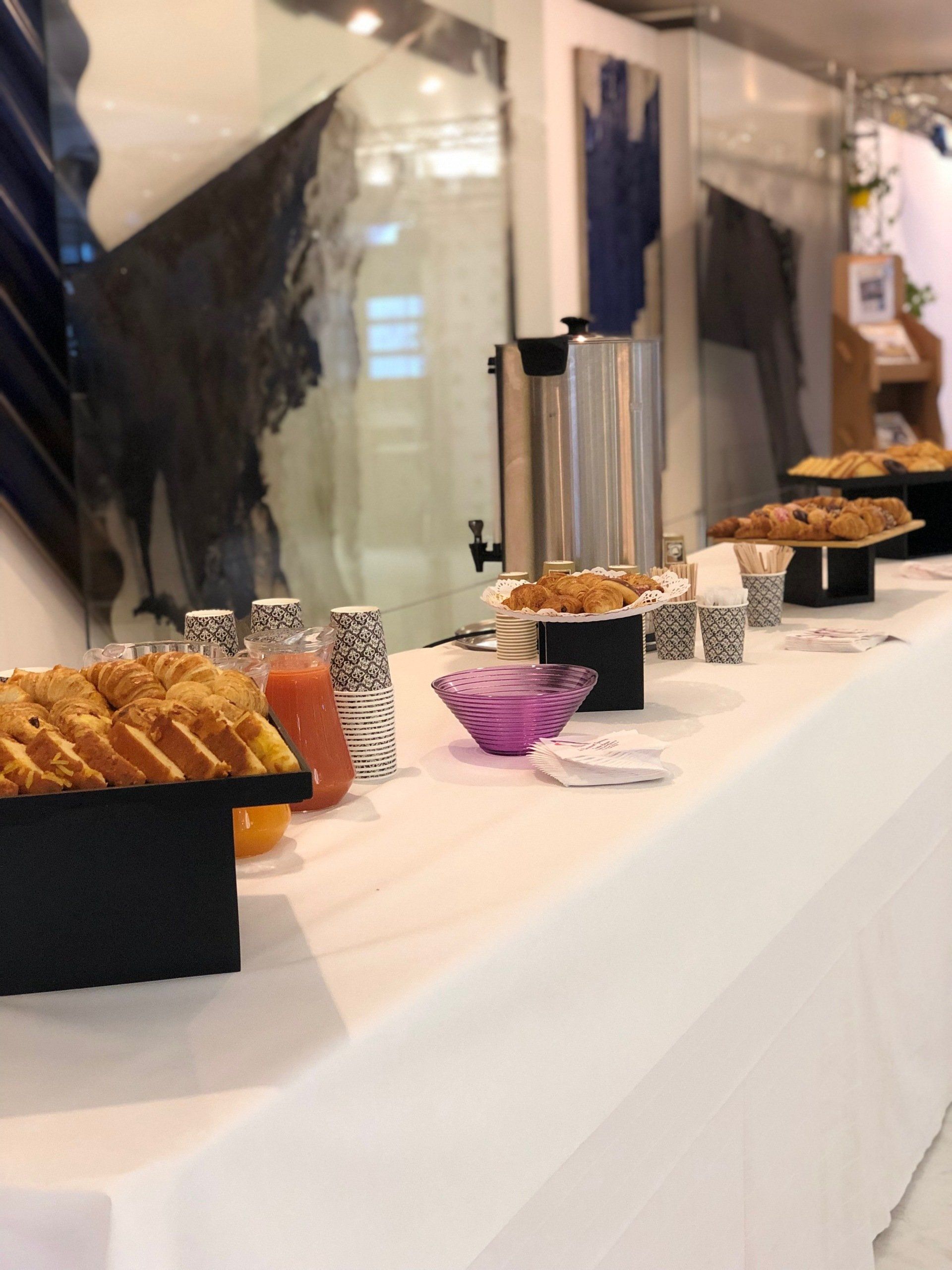 Table pour buffet d'un petit déjeuner