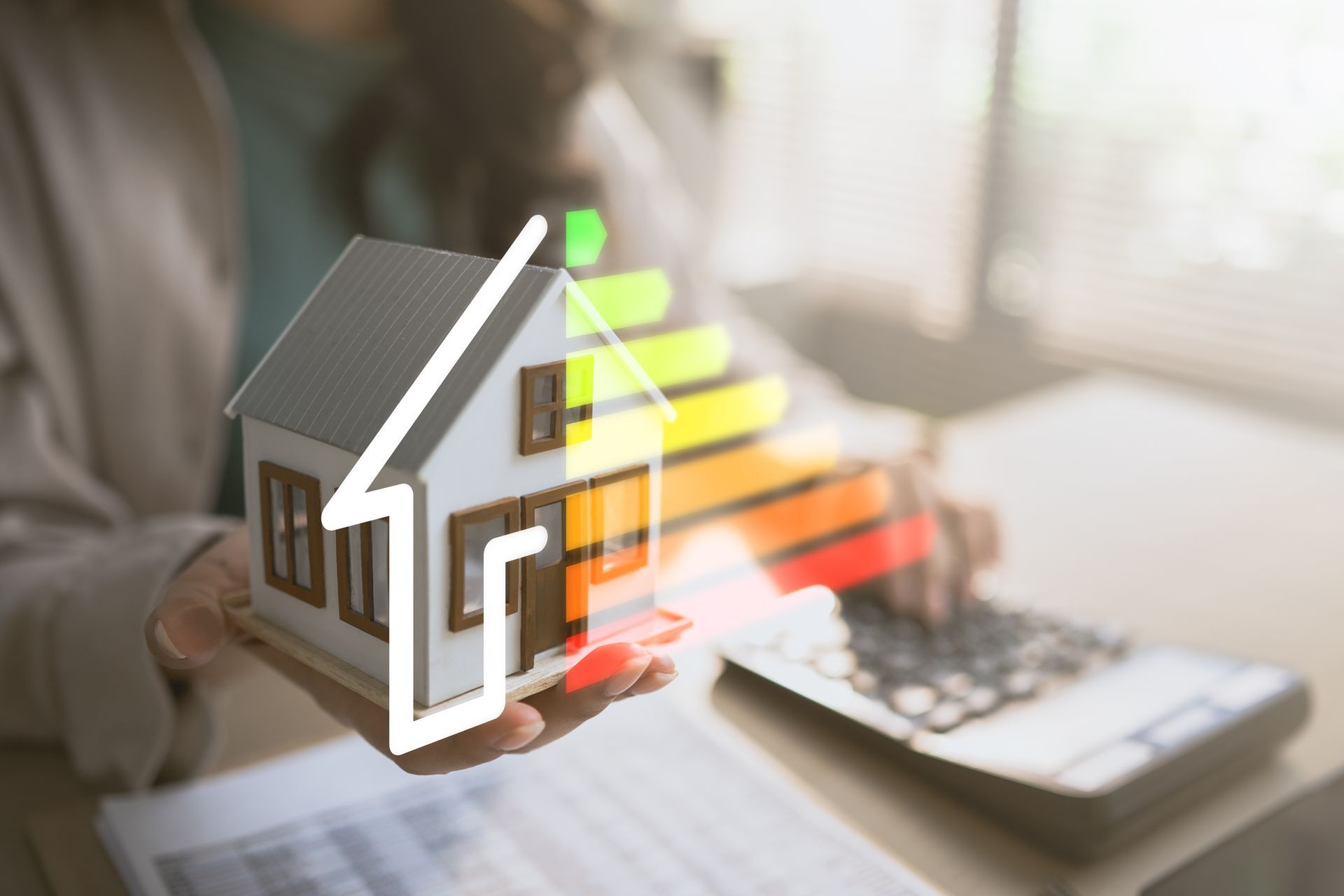 Une maison et une jauge de couleur avec une femme et une calculatrice en arrière-plan.