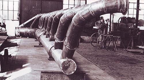 Ein Schwarzweißfoto eines großen Rohrs in einer Fabrik.