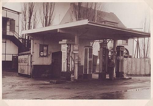 Ein Schwarzweißfoto einer alten Tankstelle.