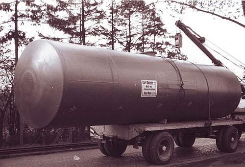 Ein Schwarzweißfoto eines großen Tanks auf einem Anhänger