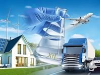 Eine Hand hält einen Becher. Im Hintergrund sind ein LKW, ein Haus, ein Flugzeug und ein Auto zu sehen.