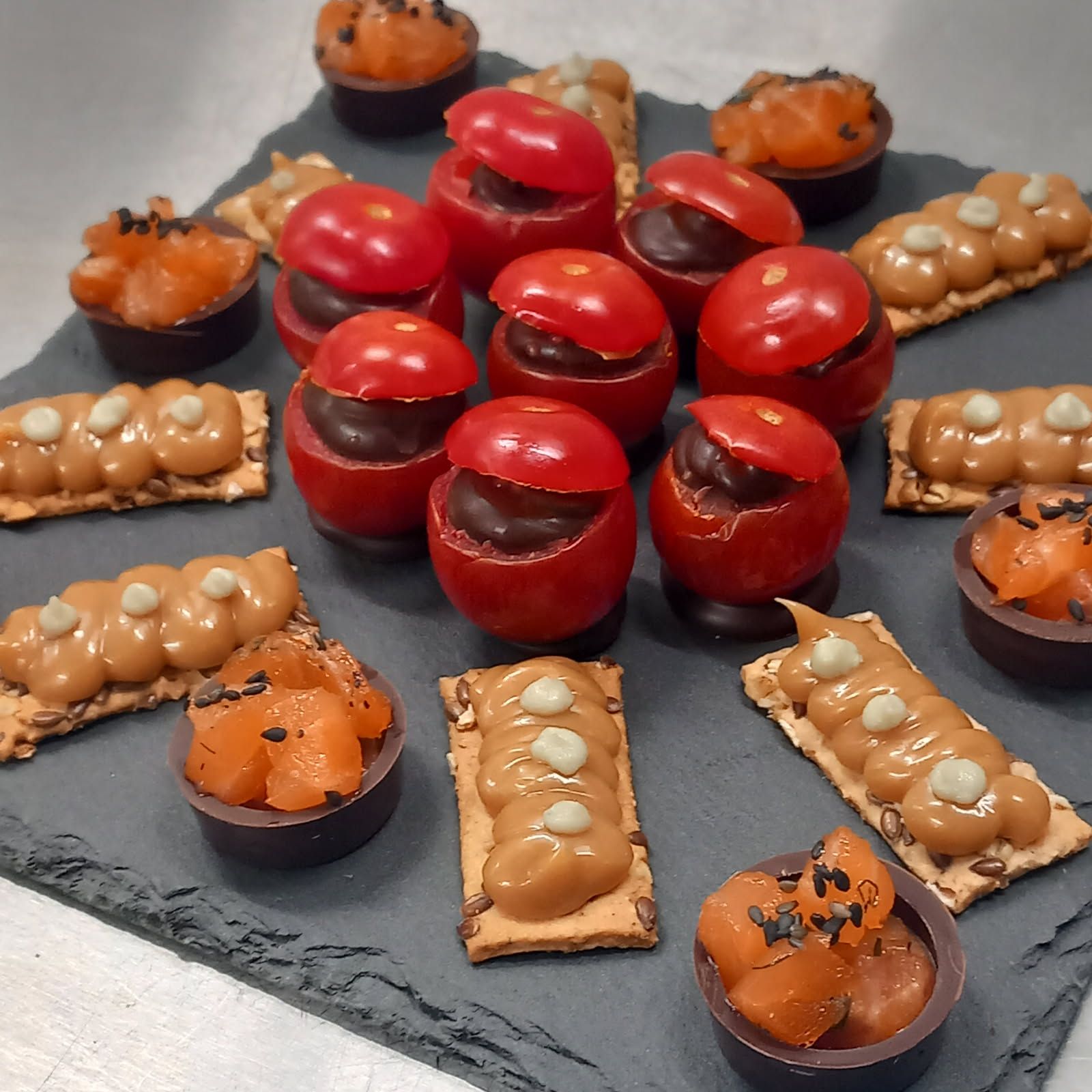 Tasse en chocolat avec chocolats en forme d'ourson et cuillère. Texte : Je t'aime.