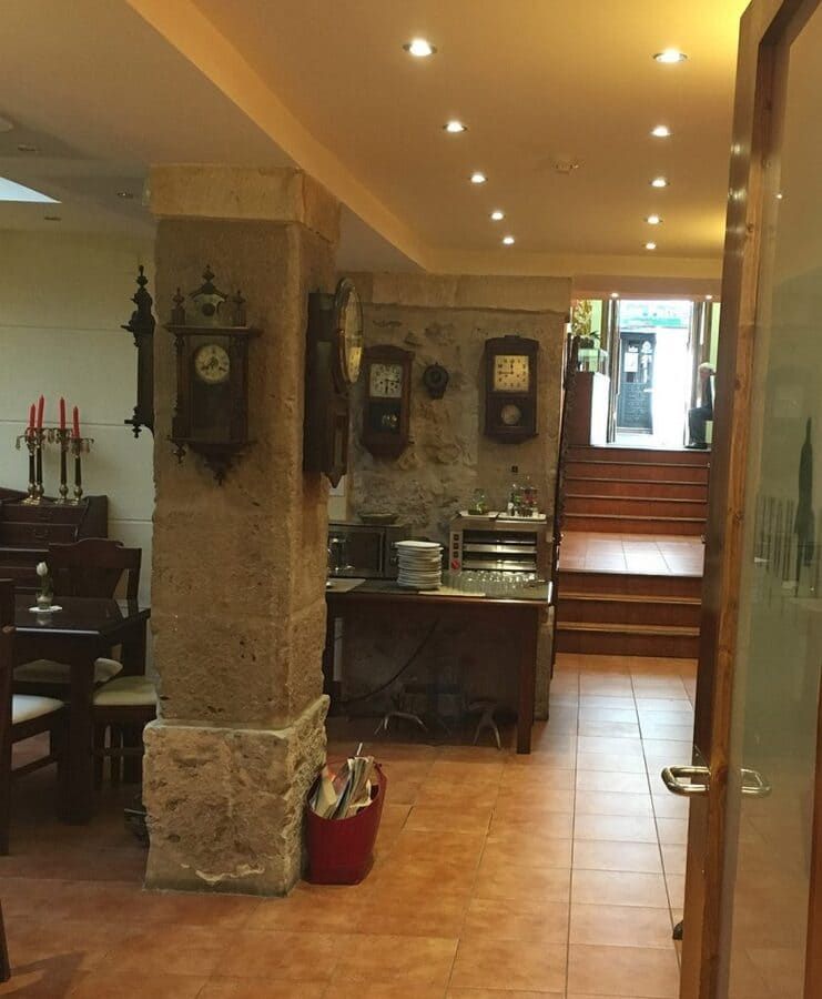 Una habitación con un reloj colgado en la pared