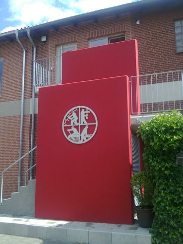 Ein Backsteingebäude mit einer roten Wand und Treppen