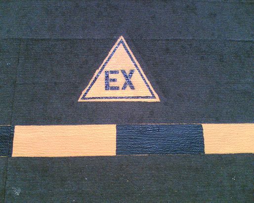 Ein Dreieck mit dem Wort „Ex“ darauf